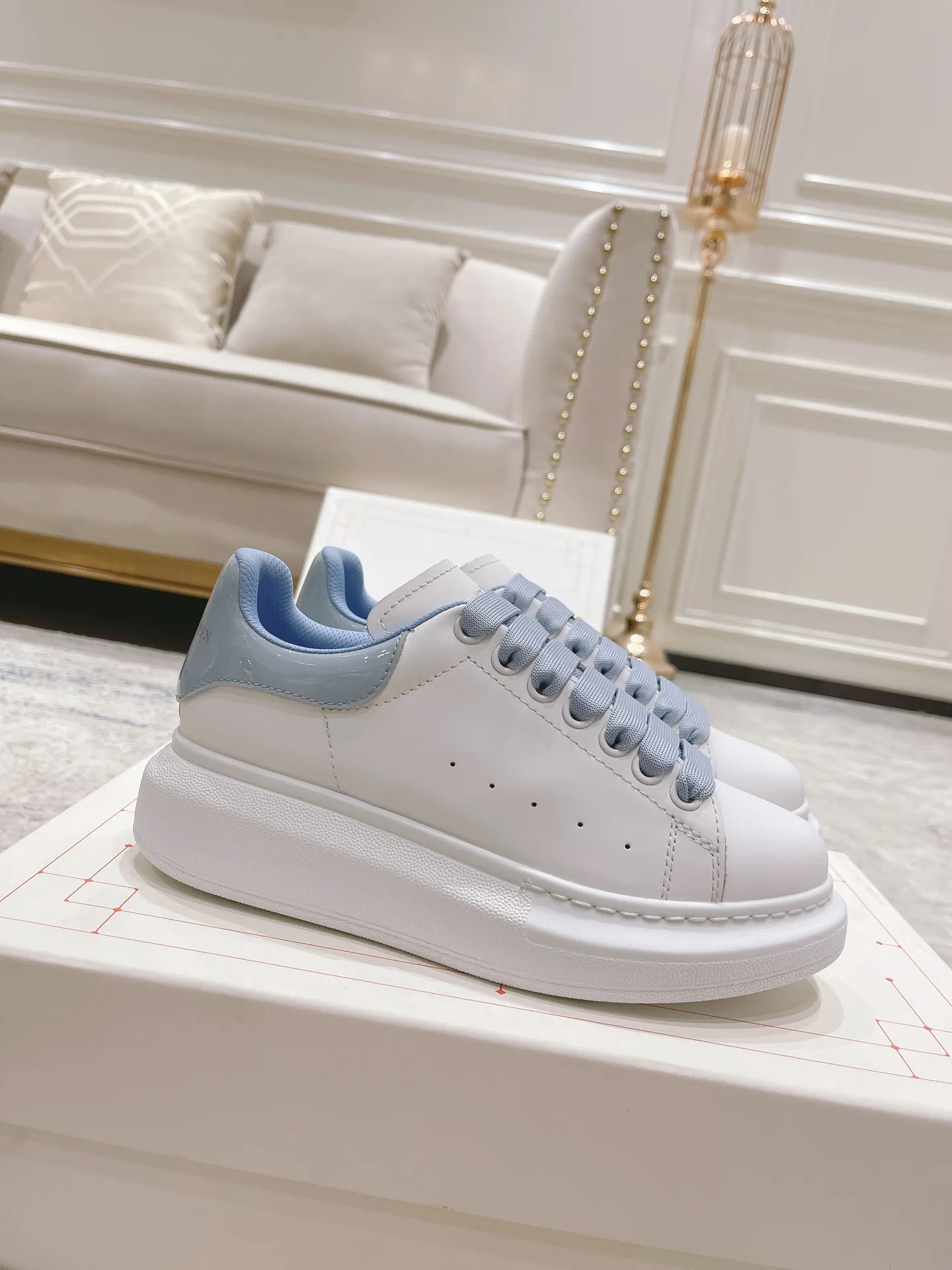 👟👟Ex-factory price 480👟👟 Women's shoes Alexander McQ·ss white shoes, McQueen has been making it for 5 years in a row, the latest upgraded counter is synchronized...🈶McQueen MCQ has always been exclusive in the molded fabric material, I can't put it down, the correct version, the fit is absolutely wonderful, and the comfort is superb. My store is not the first to sell large quantities of goods, but what I give you is always the nicest goods, with the best quality made with care! 👑McQueen Spring, Summer, Autumn and Winter...✔Classic + Fashionable + Versatile + Atmosphere + Elegant + Tasteful🈵🈵Celebrity first choice, one of the must-haves, many colors to choose from✔✔✔ 1⃣Fabric: Exclusive molded beige imported silk cowhide Upper imported custom anti-fouling. T👟👟Ex-factory price U+👟👟Ex-factory price U anti-yellowing. Super temperament 2⃣Inner lining: Imported A-grade water-dyed sheepskin (the price is the same as cowhide lining) 3⃣Outsole: Counter original molded rubber T👟👟factory price U outsole Thick sole design about 4.5cm Men's and women's abrasive lasts are different 4⃣With original counter publication (original off-white shoe box. Cloth bag. Handbag. Closed Qualification certificate 1:1 mold opening 4-piece set. Comes with a pair of shoelaces 👫Men and women couples size: female 35-40 male 39-44